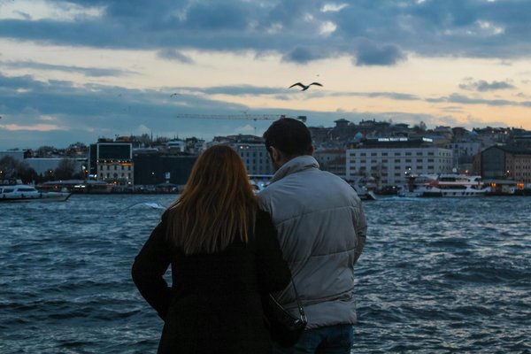 Quels sont les avantages de louer une maison de vacances en Grèce avec des cours de cuisine méditerranéenne et des excursions en bateau?
